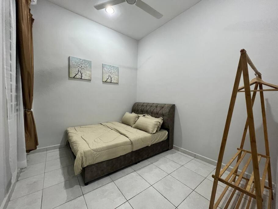 D'Sara Homestay Fully Furnished 3 Bedrooms All Aircond 2 Miles Centre Chukai Exteriér fotografie